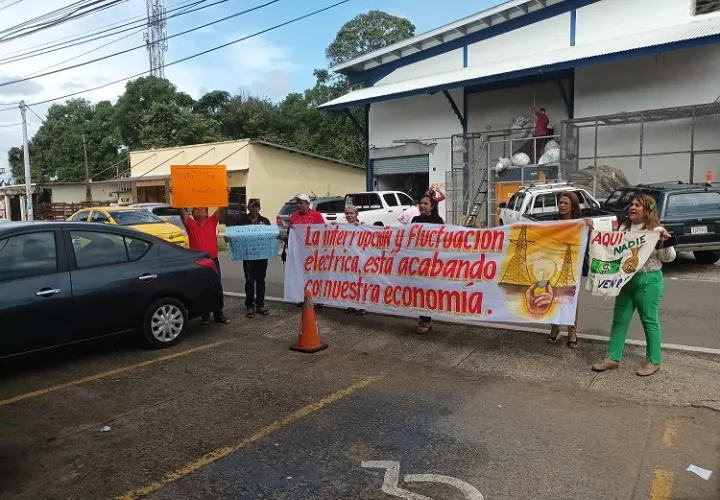 Se quejan de los frecuentes apagones que han causado daños a equipos en todo el país. Foto: Melquiades Vásquez 