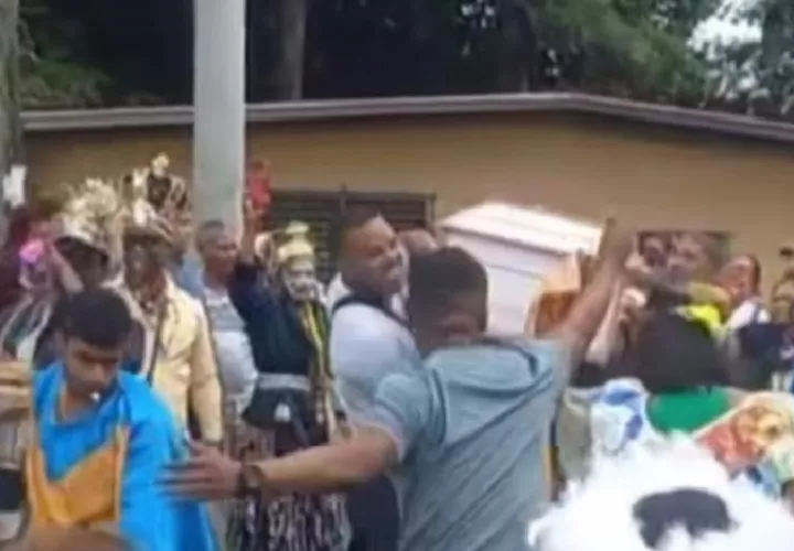 La despedida en su última morada se llevó a cabo este sábado en horas de la tarde en medio de cantos y bailes congos, y ello se extendió hasta altas horas de la noche. Foto. Cortesía