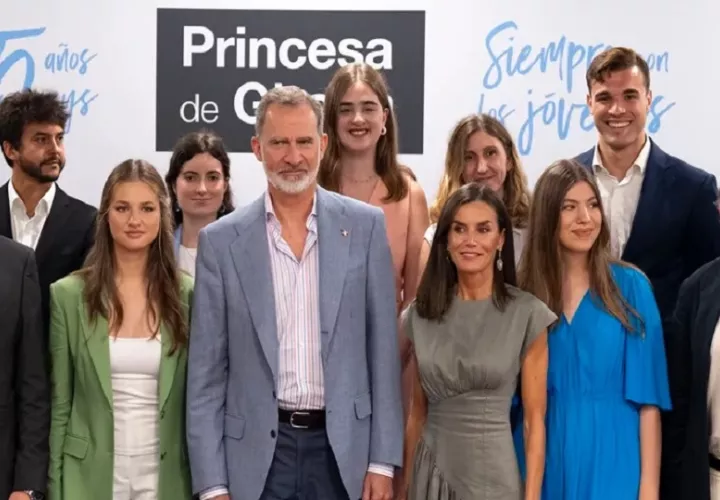 La princesa Leonor (i), el Rey Felipe VI, la Reina Letizia (2d) y la Infanta Sofía (d). Foto: EFE / David Borrat