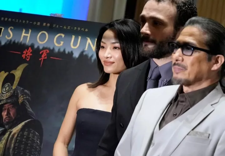 Los actores (d-i) Hiroyuki Sanada, Cosmo Jarvis and Anna Sawai, del reparto de la serie 'Shogun'. Foto:  EFE / Franck Robichon