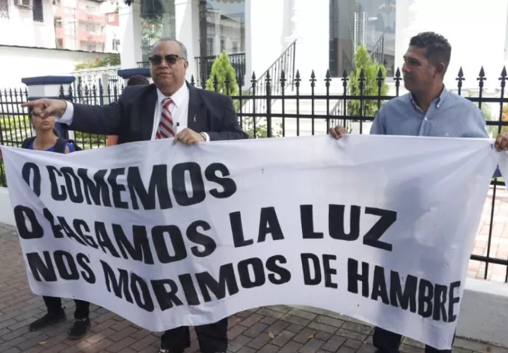 El abogado Silvio Guerra presentó la denuncia ante la Procuraduría General de la Nación. Foto: Víctor Arosemena