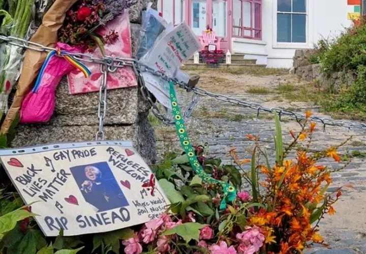 La localidad de Bray, en el condado irlandés de Wicklow, homenajea a la cantante Sinnéad O'Connor. Foto: EFE/ Javier Aja