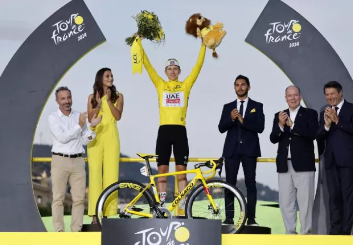 El esloveno Tadej Pocagar, retiene el título en el Tour de Francia. Foto: EFE