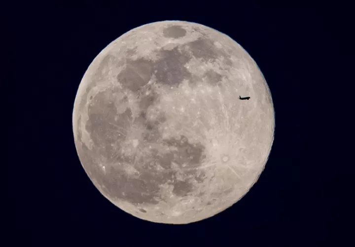 Estados Unidos es el único país que llevó personas al satélite, la primera vez en 1969. Foto: EFE