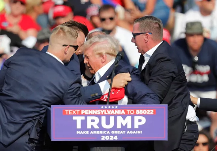 Trump explicó que la bala que disparó el tirador atravesó la parte superior de su oreja derecha. Foto: EFE