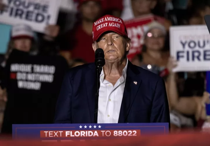 El expresidente de EE.UU. Donald Trump pronuncia un discurso durante un evento de campaña en el resort Trump National Doral Miami. Foto: EFE