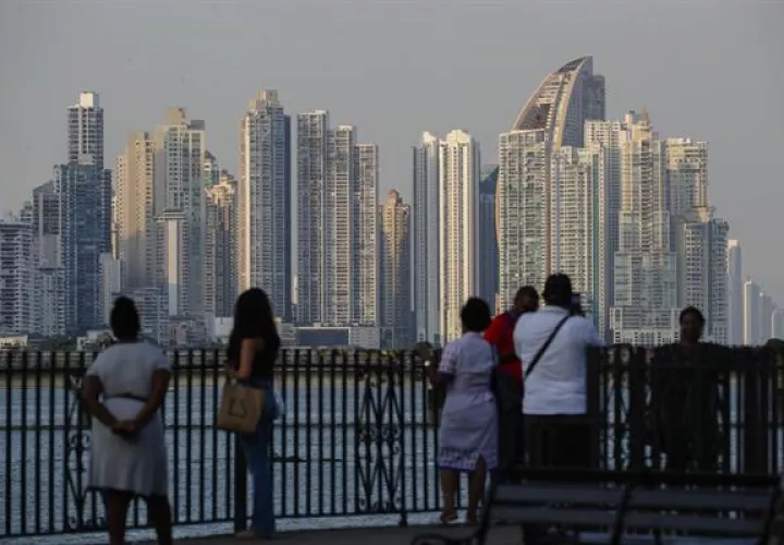  Turistas visitan el Casco Antiguo en Ciudad de Panamá.