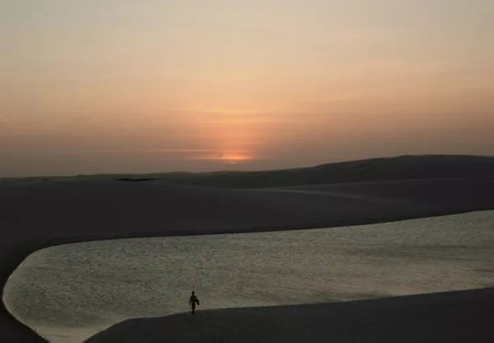 Puesta del sol en el Parque Nacional de los Lençois Maranhenses, en una fotografía de archivo EFE.
