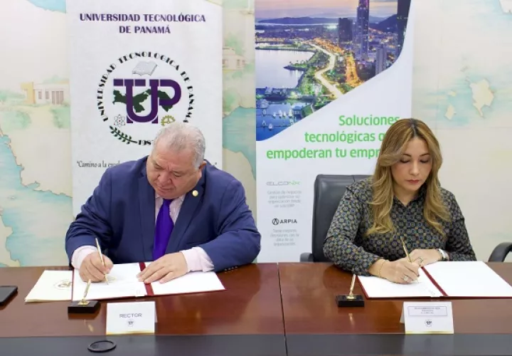 Omar Aizpurúa y  Delia de Vega-Guhlin firman el acuerdo. Foto: Cortesía