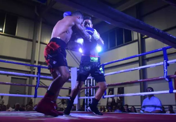 Elías 'El Gallo' Vega (der.) terminó con el invicto de Hibrahim Valdespino, durante la cartilla 'Boxeo del Patio'. Foto: Foto: @lpbpromotion 