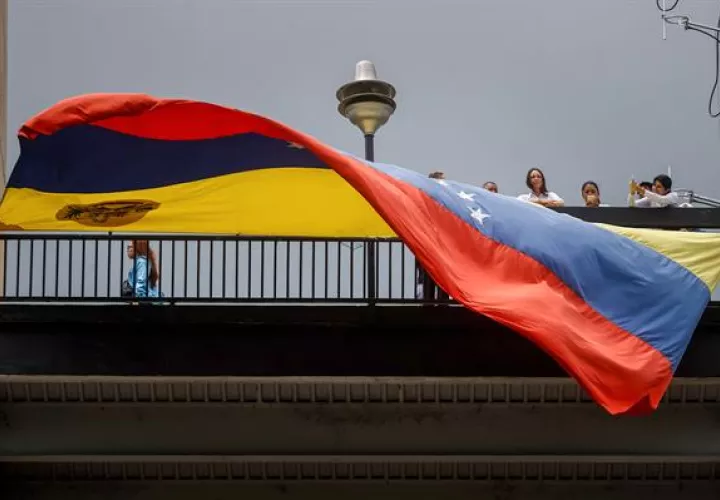 La bandera de Venezuela cuelga desde un puente en Guanare (Venezuela).