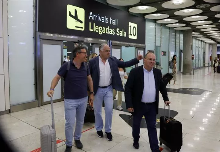 En el aeropuerto de Caracas fueron atendidos por el cónsul general de España.