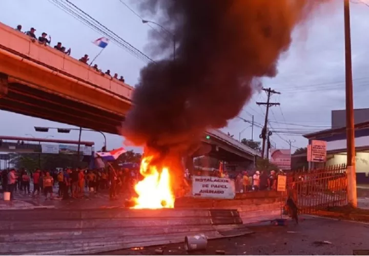 El 19 de julio de 2022 un grupo de ciudadanos de diversos sectores realizaban protestas en el puente de Santiago  de Veraguas,Foto. Archivo