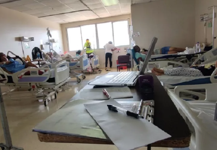  El titular del Minsa resaltó el hacinamiento de pacientes en las salas de hospitalización. Foto: Eric A. Montenegro 