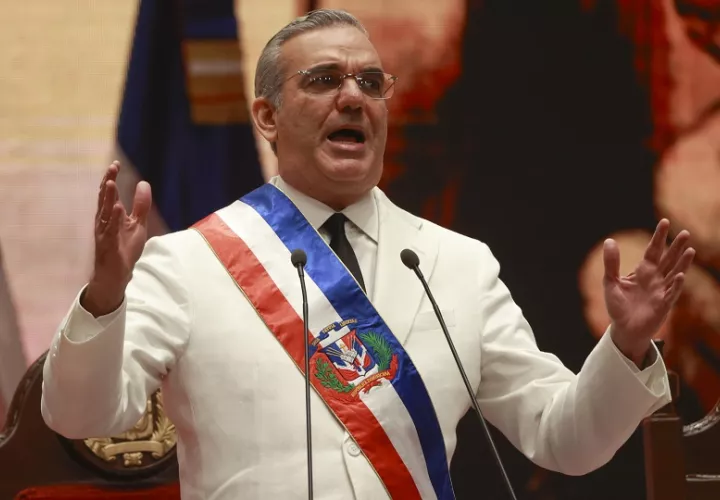 Luis Abinader pronuncia un discurso en su ceremonia de investidura como presidente reelecto de República Dominicana. Foto: EFE