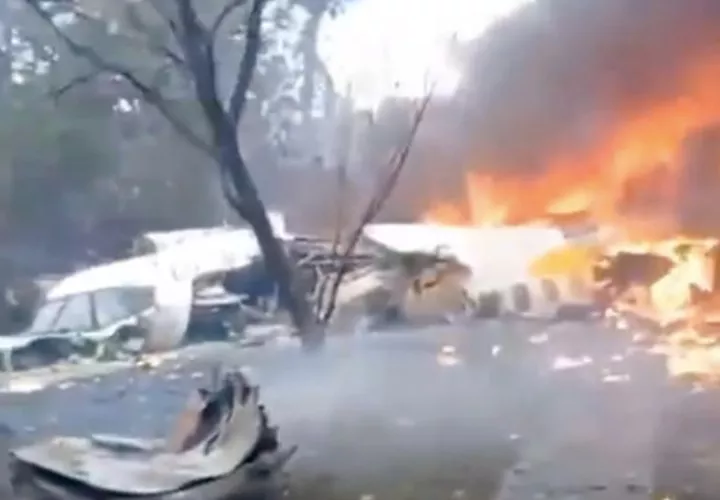Un avión se estrelló en una zona residencial en el municipio brasileño de Vinhedo, en el estado de São Paulo. Foto: EFE