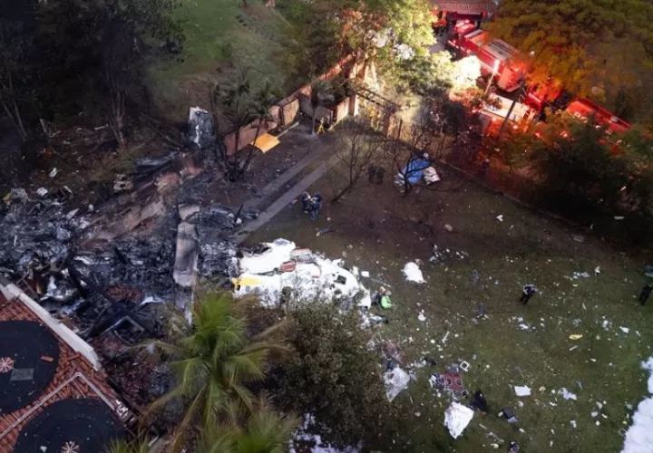 Vista aérea del sitio donde se accidentó un avión de la aerolínea Voepass en Vinhedo (Brasil). Foto. EFE