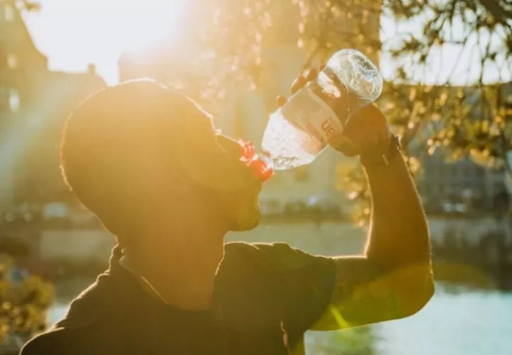 Se proyecta que el consumo de agua embotellada alcance un volumen de alrededor de 515 mil millones de litros para el 2027  Foto: Pixabay
