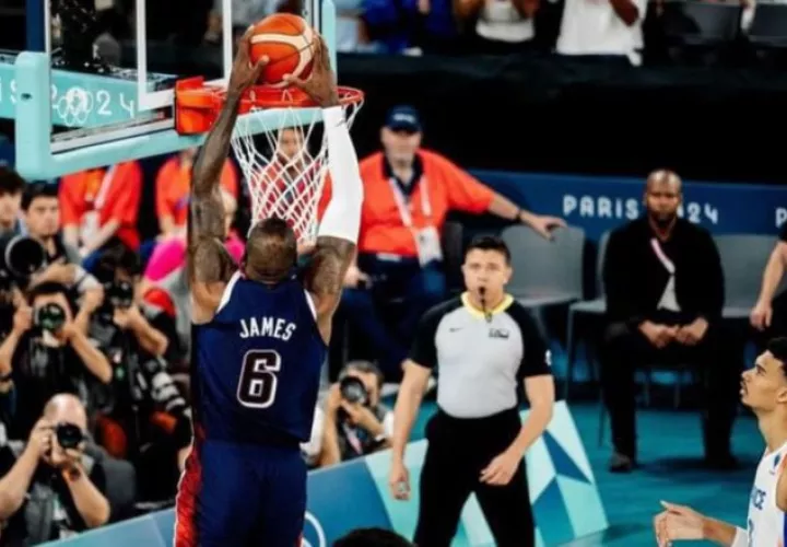 Julio Anaya observa una jugada de LeBron James de los Estados Unidos.