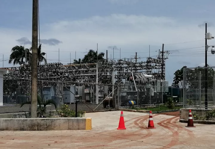 La falta de luz es consecuencia de la sobrecarga en la línea de provisión de electricidad a las barriadas. Foto: Eric Montenegro.