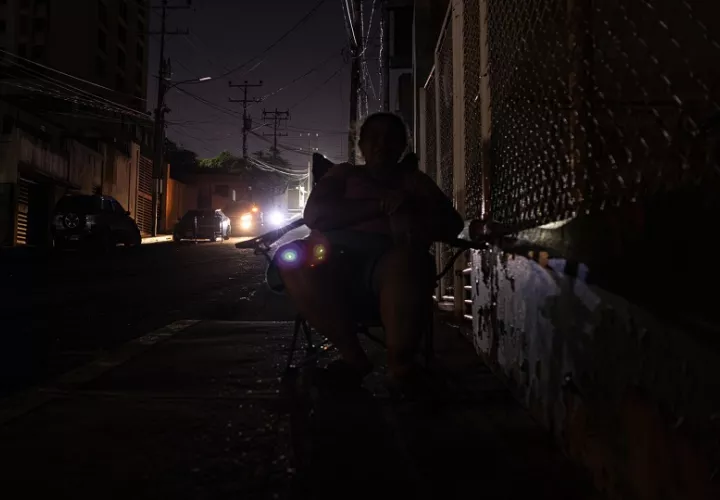 Este nuevo apagón ocurre cuando el país vive una crisis política. Foto: EFE