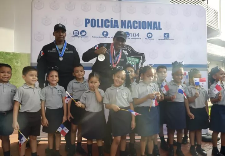 Atheyna Bylon recibió su nuevo  rango y con su entrenador fueron condecorados en la Policía Nacional, junto a los niños del Centro de Atención Integral a la Primera Infancia  ( C.A.I.P.I.) de Balboa. Foto: @ProtegeryServir