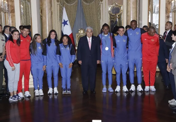 El presidente José Raúl Mulino, con Atheyna Bylon medallista de plata y la delegación de atletas que estuvieron en París 2024. Foto: Víctor Arosemena