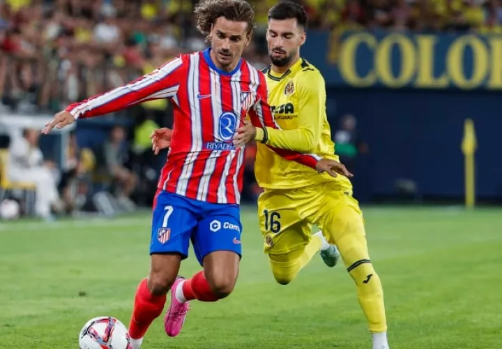 Antoine Griezmann del Atlético (7) y Alex Baena del Villarreal. Foto: EFE