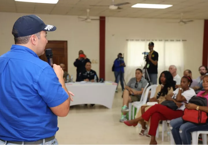 Durante una reunión el directo Jaime Fernández, explicó las estrategias que se están aplicando en materia de seguridad para Bocas del Toro. Foto. Cortesía Policía Nacional