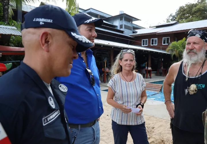 Unos turistas conversan con las autoridades de seguridad pública. Foto. Proteger y Servir