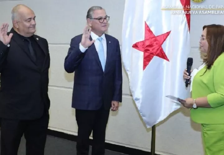 Anel 'Bolo' Flores es juramentado como contralor por la presidenta de la Asamblea, Dana Castañeda. Cortesía Asamblea