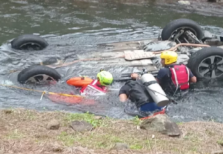 Bomberos realizan labores de extracción del auto en las aguas del canal. Foto. PGN