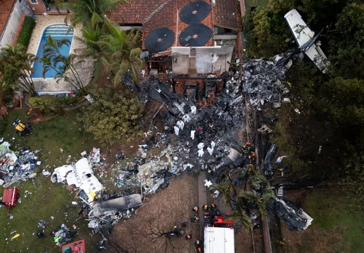 El aparato se estrelló en los patios traseros de un conjunto de residencias sin afectar ninguna edificación ni dejar ninguna víctima en tierra.  Foto: EFE