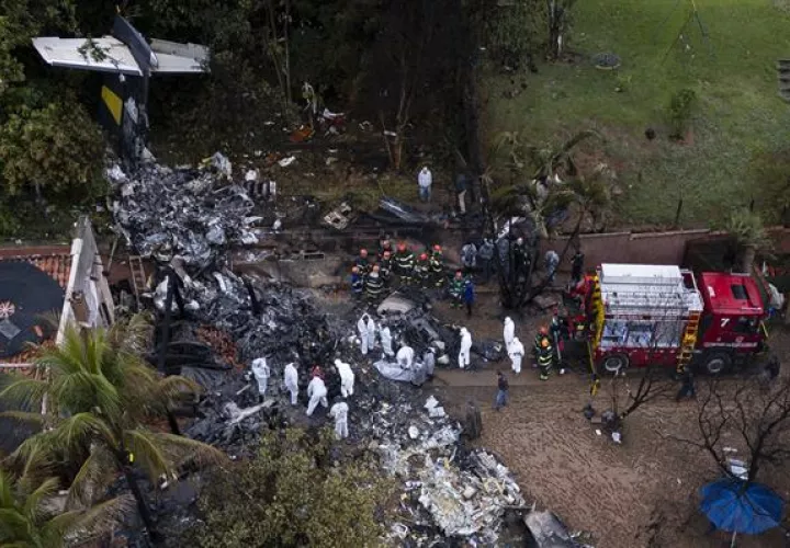 Agentes de policía científica de Brasil y bomberos trabajando este sábado en el sitio del accidente. Foto: EFE