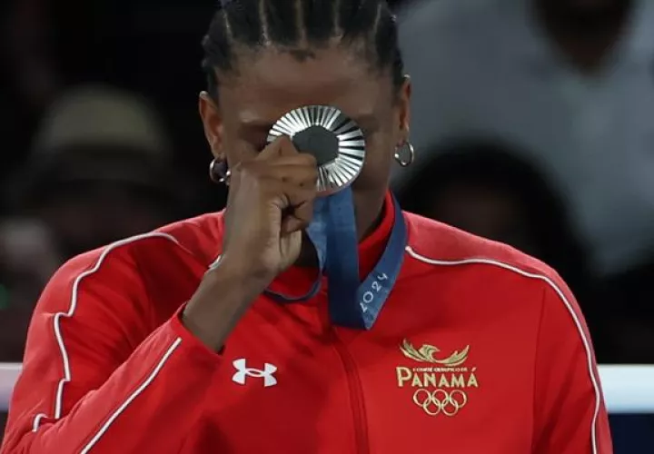 Atheyna Bylon con la medalla de plata en los Juegos de París 2024. Foto: EFE