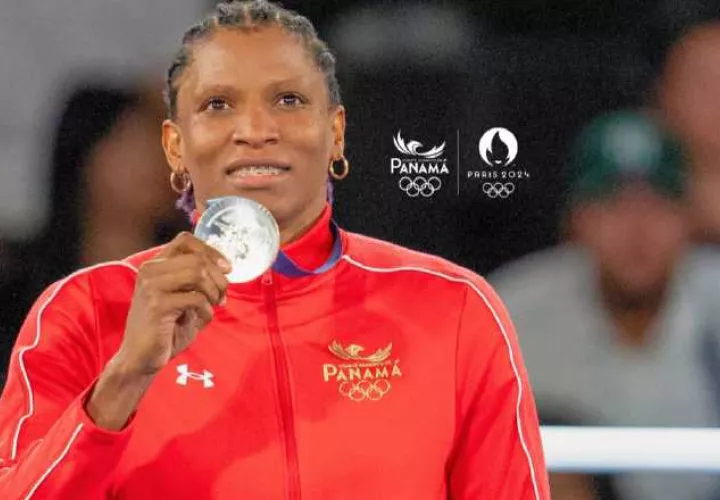 Atheyna Bylon muestra la medalla de plata. Foto: COP