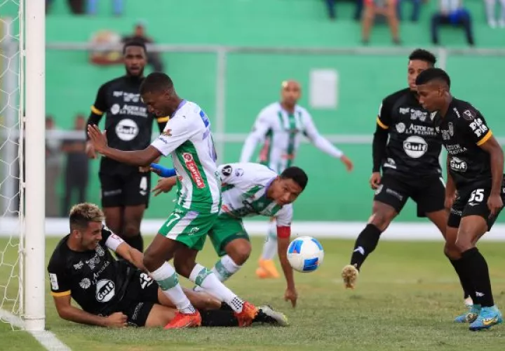 Sergio Ramírez  del CAI de La Chorrera (suelo), disputa el balón ante Robinson Flores de Antigua. Foto: EFE 