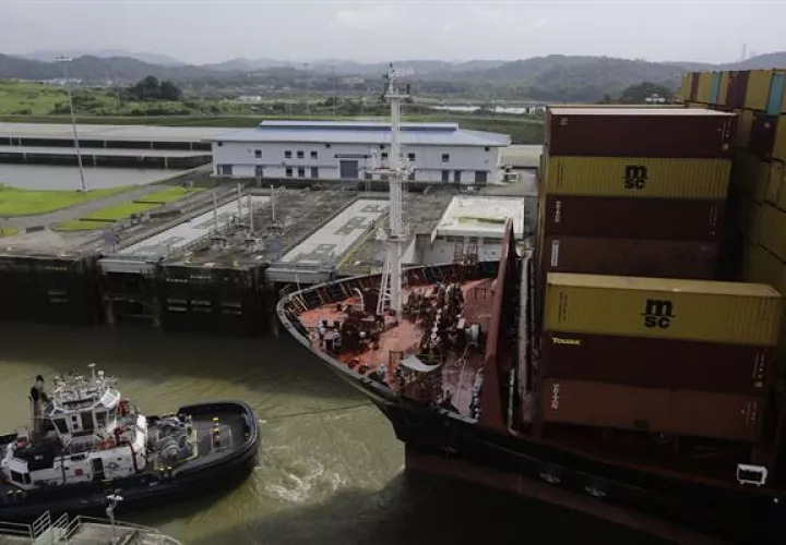  Buque portacontenedores transita por las esclusas de Cocolí, en Ciudad de Panamá (Panamá). 