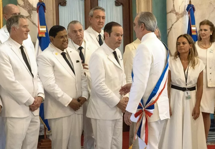  El canciller de Panamá, Javier Martínez-Acha (c), saluda al presidente de República Dominicana, Luis Abinader. Foto: EFE