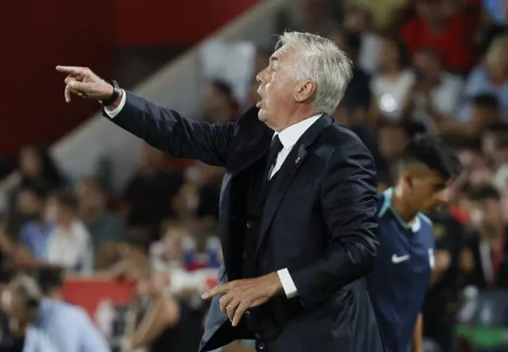 Mbappé del Real Madrid (cent) y  Samu Costa del Mallorca (izq.). Foto:EFE