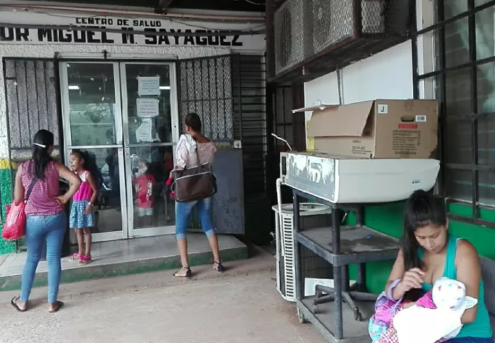 Al presentar la realidad del centro de salud “Dr. Martín Sayagües”, el edil del corregimiento de Feuillet, Jorge Ávila, dijo que el mismo es un “nido de termitas” debido a la construcción sin planificación de cubículos. Foto. Eric Montenegro