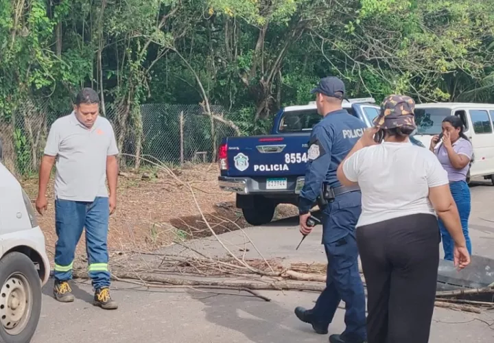  Los residentes del poblado de Playa Chiquita, cerraron la vía, exigen el cese de operaciones. Foto: Eric A. Montenegro