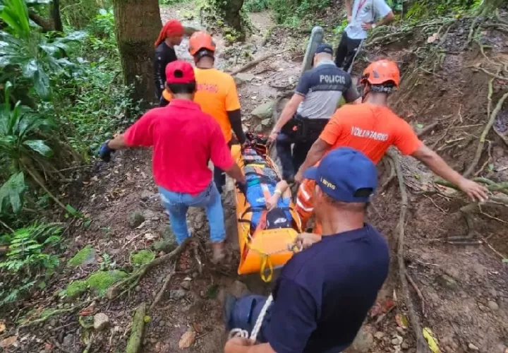 Traslado terrestre de un turista que se lesionó, cuando practicaba senderismo en el sector de La Piedra Pintada . Foto. Sinaproc