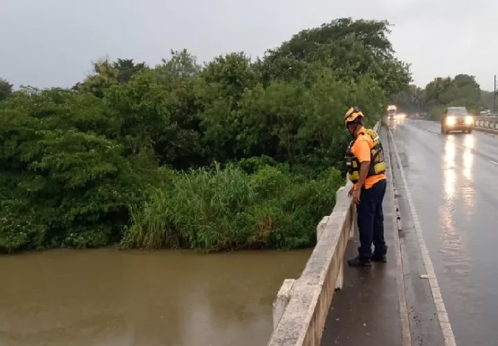 A últimas horas se evaluaron los ríos Zaratí y Río Grande en Penonomé. Foto. Sinaproc