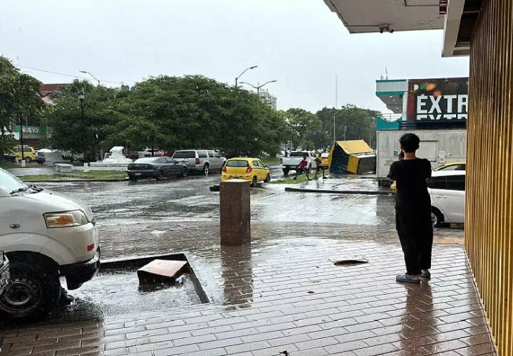 Producto de las lluvias la entrada de la comunidad de Nuevo San Juan-centro se inundó dificultando el tráfico vehicular. Foto. Cortesía
