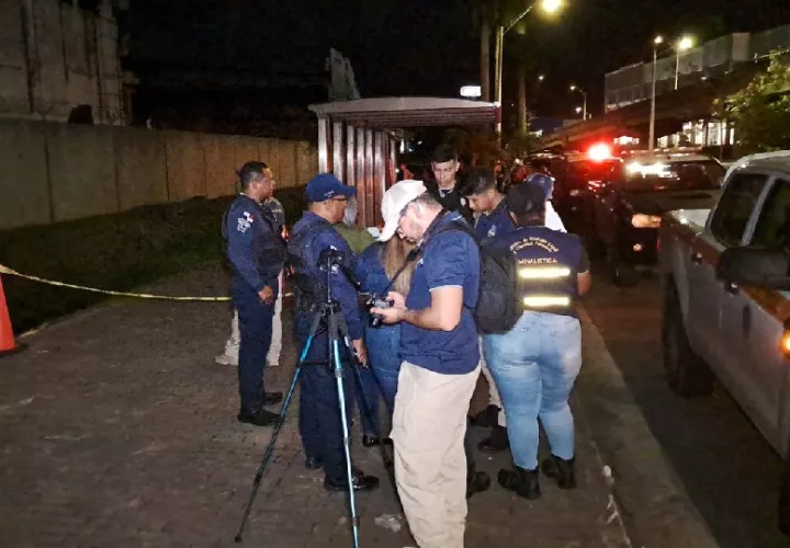 El cuerpo de esta persona fue levantado por personal de criminalística y trasladado a la morgue judicial en la ciudad de Colón, para ser identificado y programarlo para la necropsia. Foto. Diomedes Sánchez
