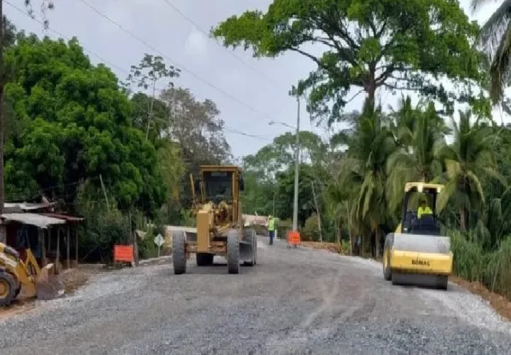 Al momento de la suspensión de la obra, en el tramo 1 el proyecto llevaba buen ritmo, pues mantenían ya 10 kilómetros pavimentados, así lo dio a conocer Marengo en el pleno del Consejo Municipal de Colón. Foto. Cortesía MOP
