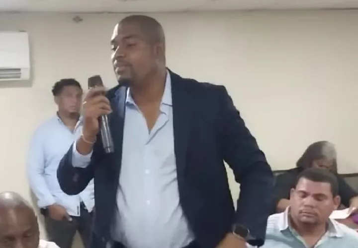 Ricardo Cerrud indicó que teme que en cualquier momento sea suspendido el servicio a la junta comunal. Foto. Diomedes Sánchez