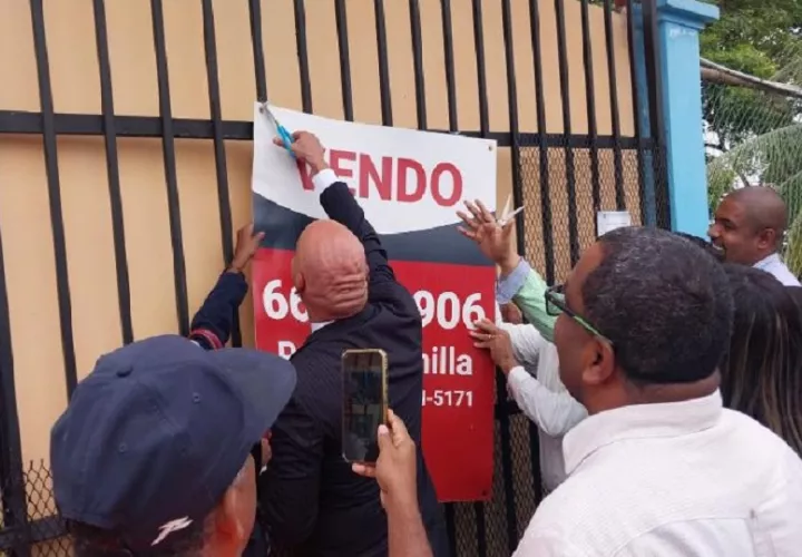 Los ediles y el presidente de Aldeas SOS, retiraron el letrero que anunciaba la venta de los terrenos e infraestructuras. Foto. Diomedes Sánchez