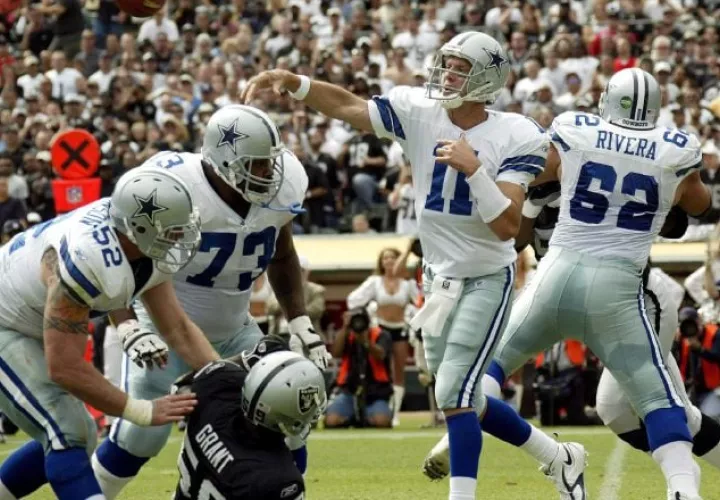 El jugador Drew Bledsoe de los Cowboys lanza el balón. Foto: EFE